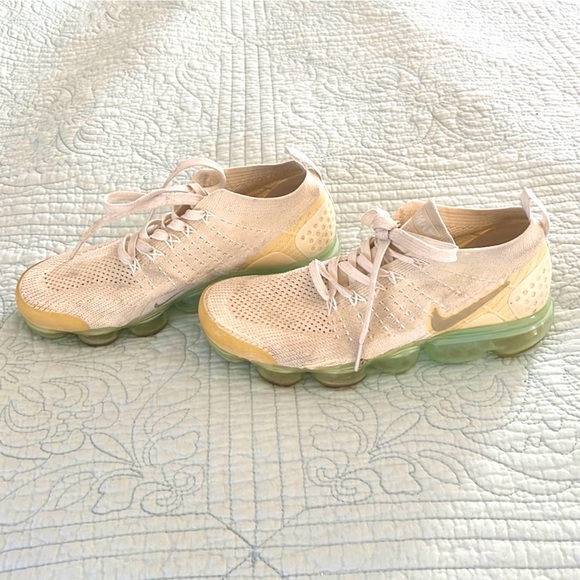 Nike Air VaporMax Flyknit 2
Women's Size 7 - Picture 2 of 4